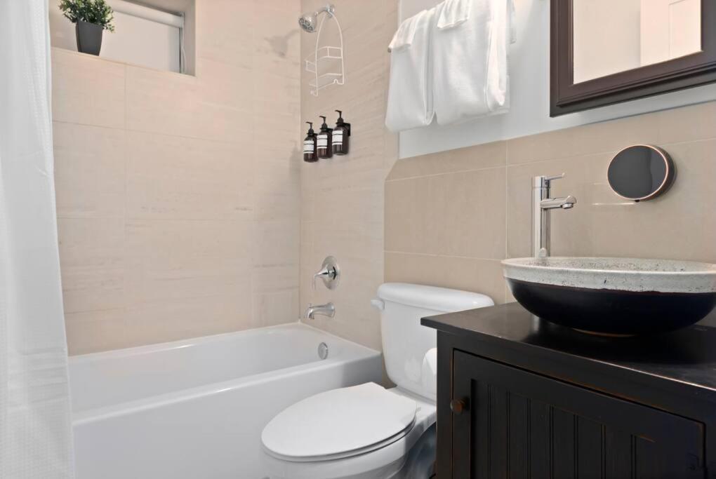 Upscale 2Br Apartment With Patio ワシントン エクステリア 写真